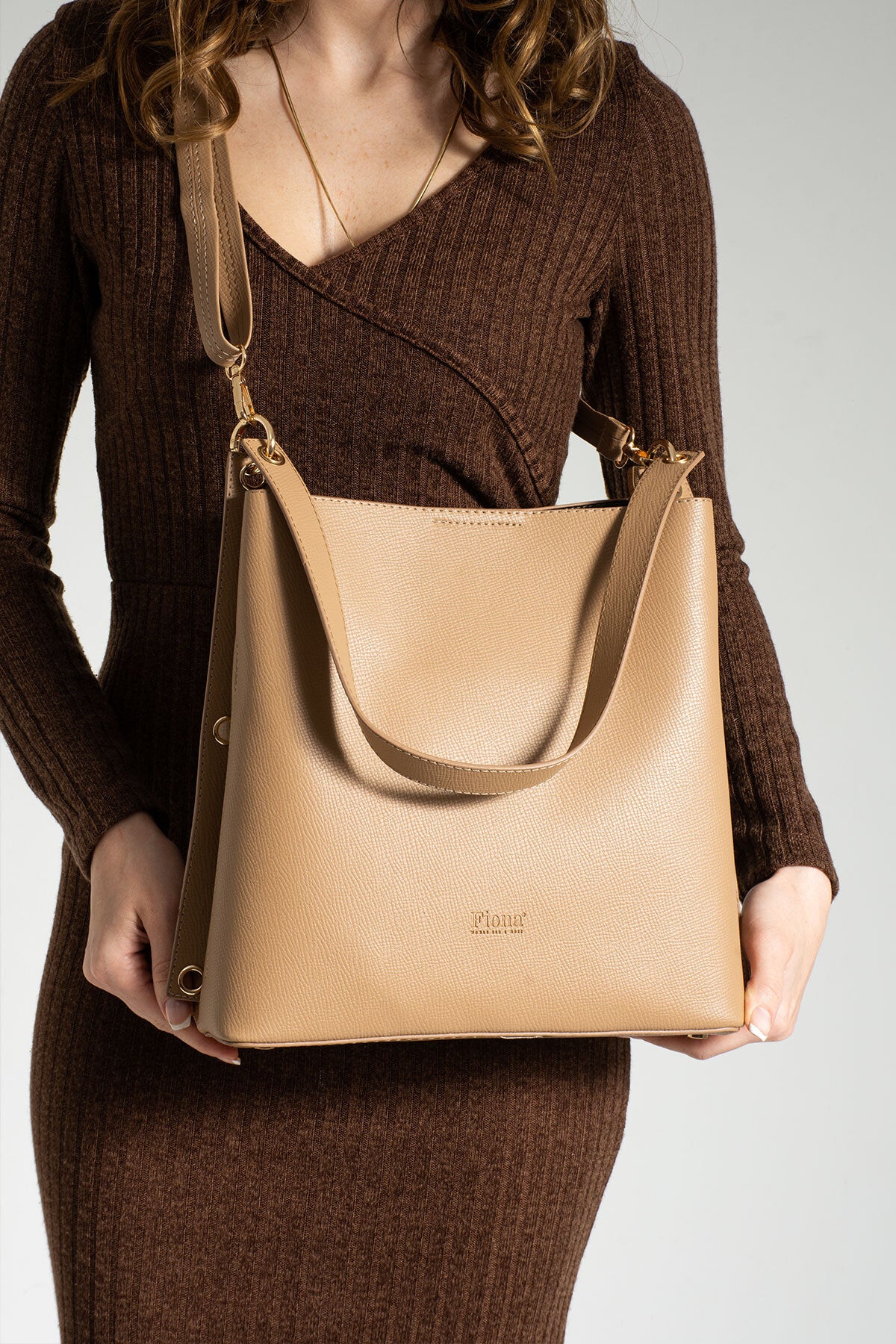 2 Adet Askısı Olan Omuz Ve Çapraz Çanta Vizon.